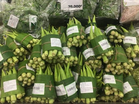 Țara în care supermarketurile au înlocuit ambalajele din plastic cu frunze. Metoda de împachetare a legumelor