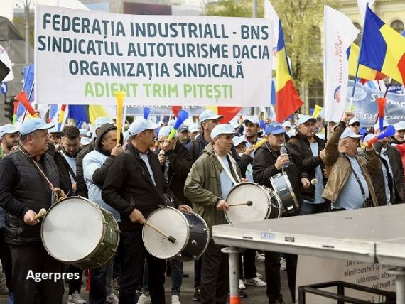 Sute de sindicaliști de la Dacia, Ford și alte ramuri industriale protestează în fața Guvernului: PSD, nu uita, România nu-i a ta!
