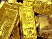 
	Țările din jurul Românei își majorează rezervele de aur, pentru a se proteja împotriva crizei. Băncile centrale cumpără masiv metal prețios
