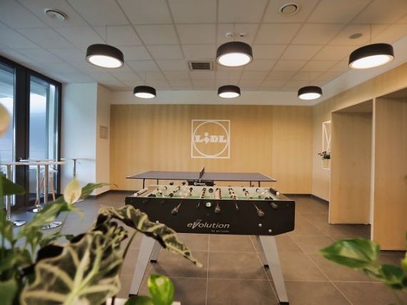 Retailerul german Lidl inaugurează primul centru logistic din estul țării. Ce salarii primesc cei 200 de angajați