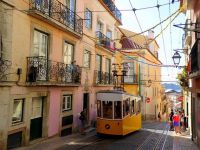 
	Portugalia vrea să revizuiască programul &ldquo;Golden Visa&rdquo;, prin care oferă rezidența investitorilor străini. Țara s-a umplut de chinezi
