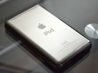 Apple a lansat un nou model de iPod, după patru ani de pauză