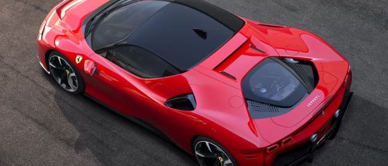 Ferrari a prezentat un model hibrid de lux care atinge 340 de km/oră