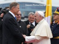 Ce cadouri a primit Papa Francisc de la președintele Iohannis: miere, magiun, vin, ouă încondeiate, minge de la Hagi și pagaia lui Patzaichin