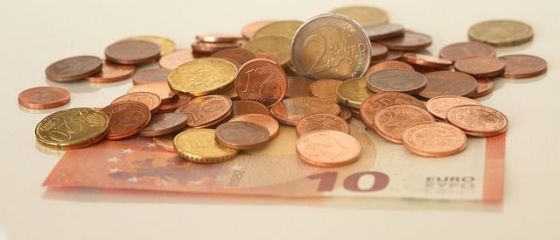 Euro crește ușor. Lira sterlină, la cel mai ridicat nivel din ultimele 5 luni