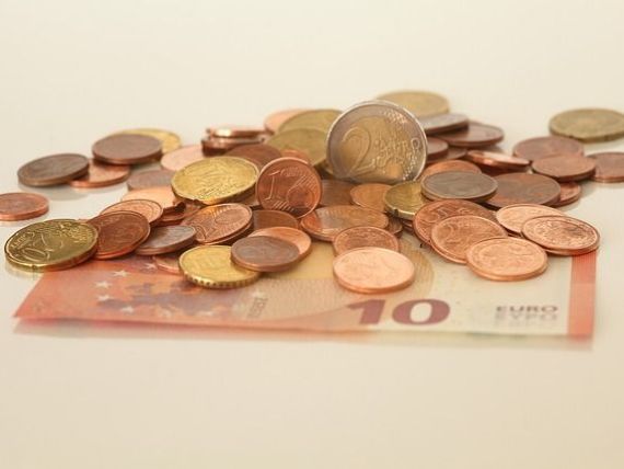 Euro mai face un pas în spate, spre 4,8 lei