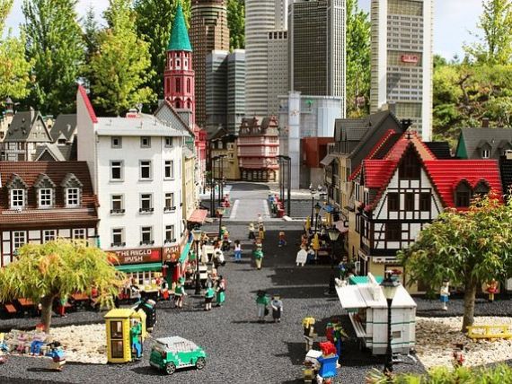 Familia producătorului danez de jucării Lego preia Legoland și muzeele Madame Tussauds