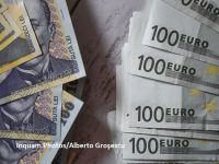 Leul s-a apreciat în fața euro, dar s-a depreciat în raport cu dolarul
