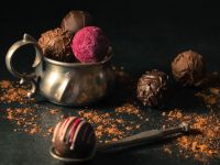 
	Povestea fascinantă a ciocolatei. Adusă în Europa de conchistadorii spanioli, a fost ridicată la rang de artă de inventatorul belgian Neuhaus
