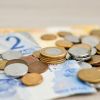 Salariul mediu net a crescut cu 600 de lei în ultimul an, dar au crescut și cheltuielile. Pe ce își dau românii banii: jumătate nu îşi permit o vacanţă de o săptămână