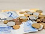 Euro a scăzut sub nivelul de 4,76 lei