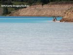 Maldive de Siberia, locul în care turiștii își riscă viața pentru niște poze pe Instagram. Fenomenul chimic prin care apa a devenit turcoaz este periculos
