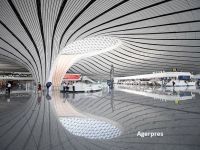 
	China a inaugurat cel mai mare aeroport din lume. Clădirea futuristă este în întregime la înălţime și are un acoperiș cât 25 de terenuri de fotbal
