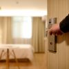 Criză de personal în hoteluri. Ce a făcut un patron ca să nu piardă 200 de angajaţi