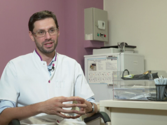 Medicul școlit &icirc;n Franța care s-a &icirc;ntors &icirc;n țară să salveze mii de rom&acirc;ni