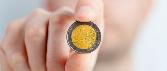 Euro mai face un pas în spate, spre 4,77 lei