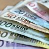 Euro a ajuns la 4,9 lei, la băncile comerciale. De ce se devalorizează moneda națională și cât mai crește cursul