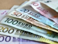 Moneda naţională s-a apreciat uşor miercuri, în raport cu euro, dar a pierdut teren în fața dolarului
