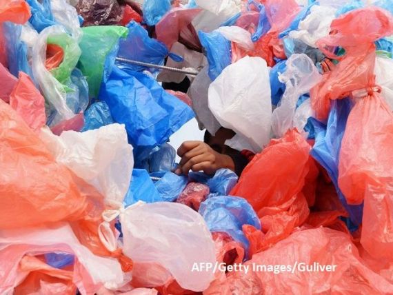 Cinci grame de plastic ajung săptămânal în organismul fiecărui locuitor al Planetei. Cantitatea depozitată în oceane a ajuns la circa 150 mil. tone