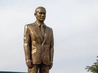Țara care i-a ridicat statuie aurită de 2,5 metri lui Vladimir Putin