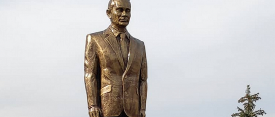 Țara care i-a ridicat statuie aurită de 2,5 metri lui Vladimir Putin