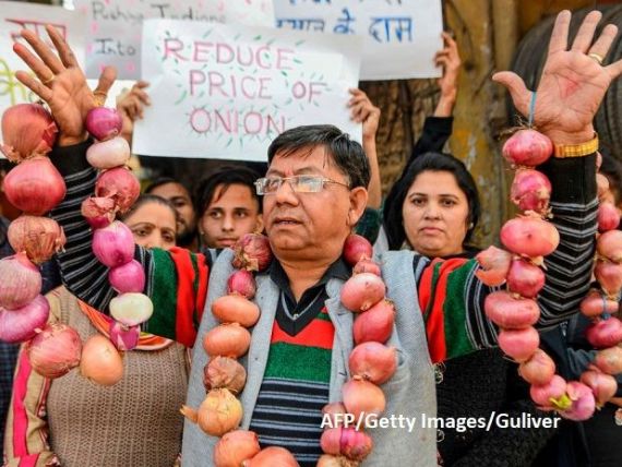 Ceapa declanşează proteste naţionale, interpelări în Parlament şi furturi masive în India. De ce s-a scumpit de 10 ori una dintre cele mai folosite legume în bucătăria asiatică