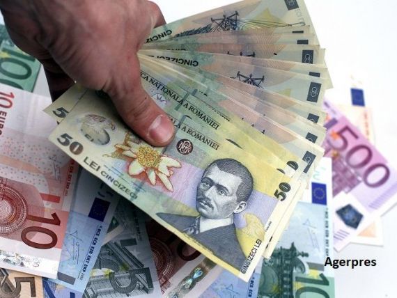 Analiştii CFA România anticipează o depreciere a monedei naţionale până la 4,94 lei/euro, în următoarele 12 luni