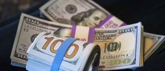 Euro urcă spre 4,77 lei. Dolarul american şi aurul ating noi niveluri record