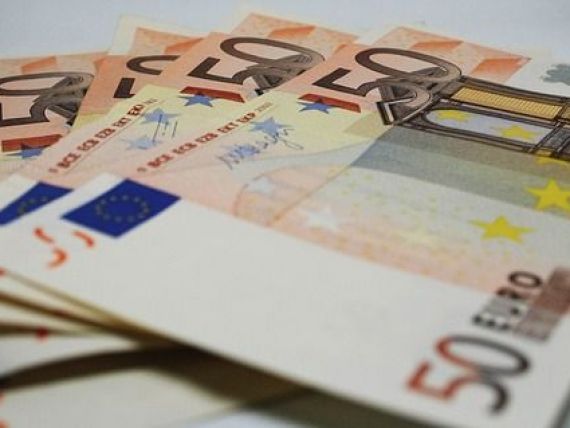 Euro crește şi se apropie din nou de nivelul record