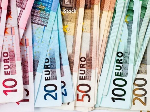 Euro scade spre 4,77 lei. Dolarul american, cel mai mare nivel din noiembrie