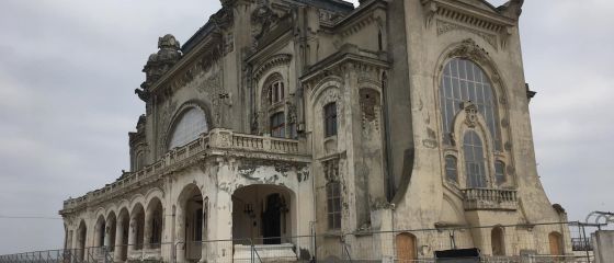 A început reabilitarea Cazinoului din Constanța. Primarul amplasează o roată pe faleză, pentru ca cetățenii să poată vedea lucrările
