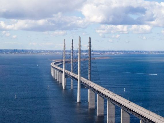Revopsirea celebrului pod care leagă Danemarca de Suedia va dura 13 ani. Vor fi folosiți 400.000 de litri de vopsea, aplicată în cinci straturi
