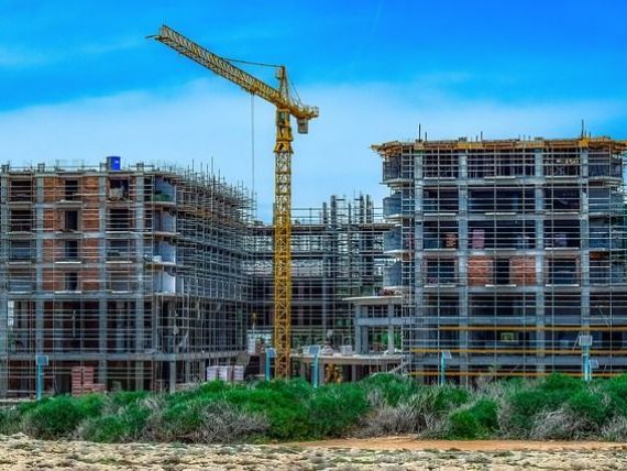Numărul autorizaţiilor de construire pentru clădiri rezidenţiale a scăzut cu peste 12% în primele şase luni