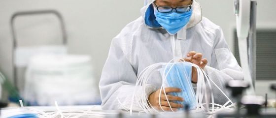 Epidemia cu coronavirus schimbă afacerile companiilor. Foxconn, care produce iPhone, trece la fabricarea de măști și combinezoane medicale