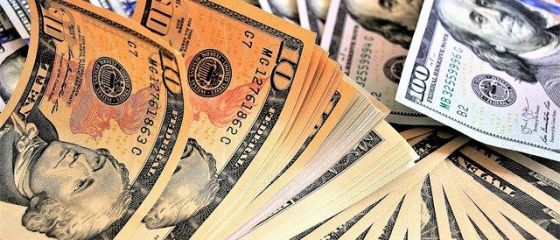 Investitorii se aşteaptă la un dolar mai slab, indiferent cine câştigă alegerile din SUA. Nu vedem un scenariu care să întrerupă actuala tendinţă descrescătoare