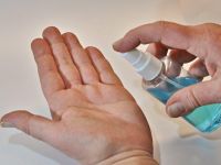 
	Grupul de cosmetice de lux LVMH va fabrica mari cantităţi de dezinfectant pentru mâini, pe care îl va oferi gratuit
