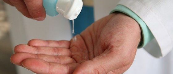 Cel mai mare producător de cosmetice din România obţine aprobare pentru producţia de dezinfectanți. Ministru: Săptămâna viitoare începe şi producţia de măşti