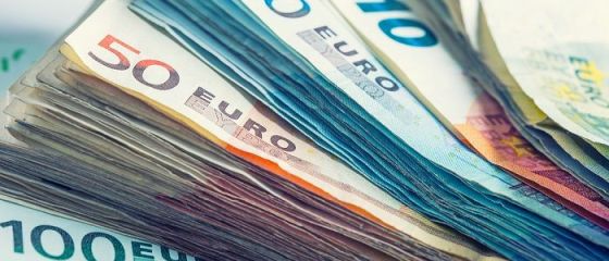 Euro scade ușor, dar rămâne peste 4,84 lei. Dolarul crește masiv