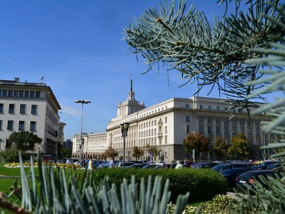 Deputaţii şi miniştrii bulgari îşi donează salariile sistemului public de sănătate, o sumă totală de 750.000 euro. Țara vecină se așteaptă la o contracție economică de 3%