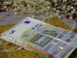 Coronavirusul a spulberat primele de Paști: 80% dintre angajați nu mai așteaptă un bonus de sărbători. Românii au tăiat de pe listă achiziția de haine noi și de cadouri