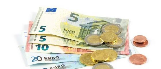 Leul s-a apreciat în raport cu euro, dar a scăzut față de dolar