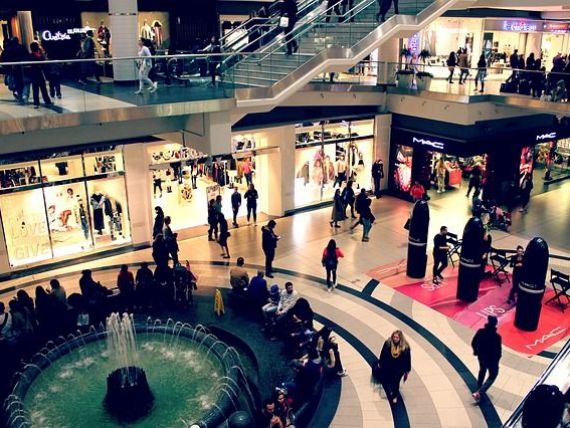 Retailerii nealimentari din mall-uri ameninţă că nu deschid magazinele, supărați că proprietarii centrelor comerciale le cer chirie pentru perioada stării de urgență