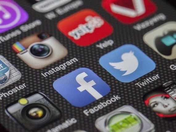 Facebook lansează o aplicaţie de colaje, prin care testează un tip mai simplu de reţea socială