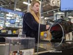 Penurie fără precedent de plexiglas, ca urmare a reorganizării afacerilor și a spațiilor de lucru, pentru protecția împotriva COVID-19