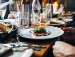 Românii abia așteaptă să ia masa în oraș. Majoritatea vor merge la restaurant și fast-food, după ridicarea restricțiilor, dar vor cheltui mai puțin