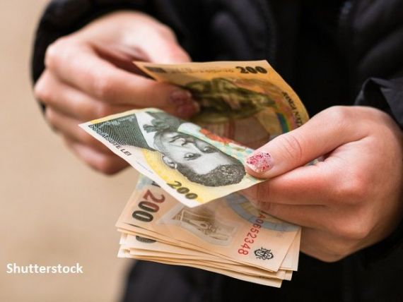 cheltuiesc banii - Traducere în engleză - exemple în română | Reverso Context