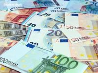 Leul s-a apreciat ușor în fața euro, dar a scăzut în raport cu dolarul
