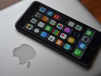 Apple ar putea transforma iPhone-ul în terminal pentru plăţi directe, după achiziția unui start-up de plăţi mobile prin NFC