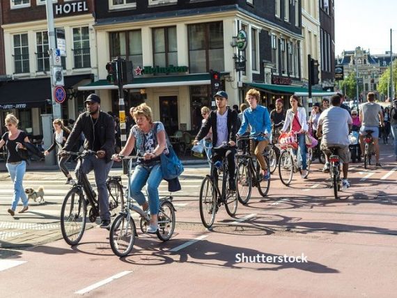 Bicicletele încep să înlăture mașinile de pe străzile din Europa. Guvernele acordă până la 1.500 de euro pentru achiziția de biciclete electrice