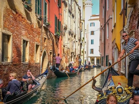 Veneţia reduce numărul de locuri în gondolă, din cauza turiştilor supraponderali: Să înaintezi cu mai mult de o jumătate de tonă la bord e periculos